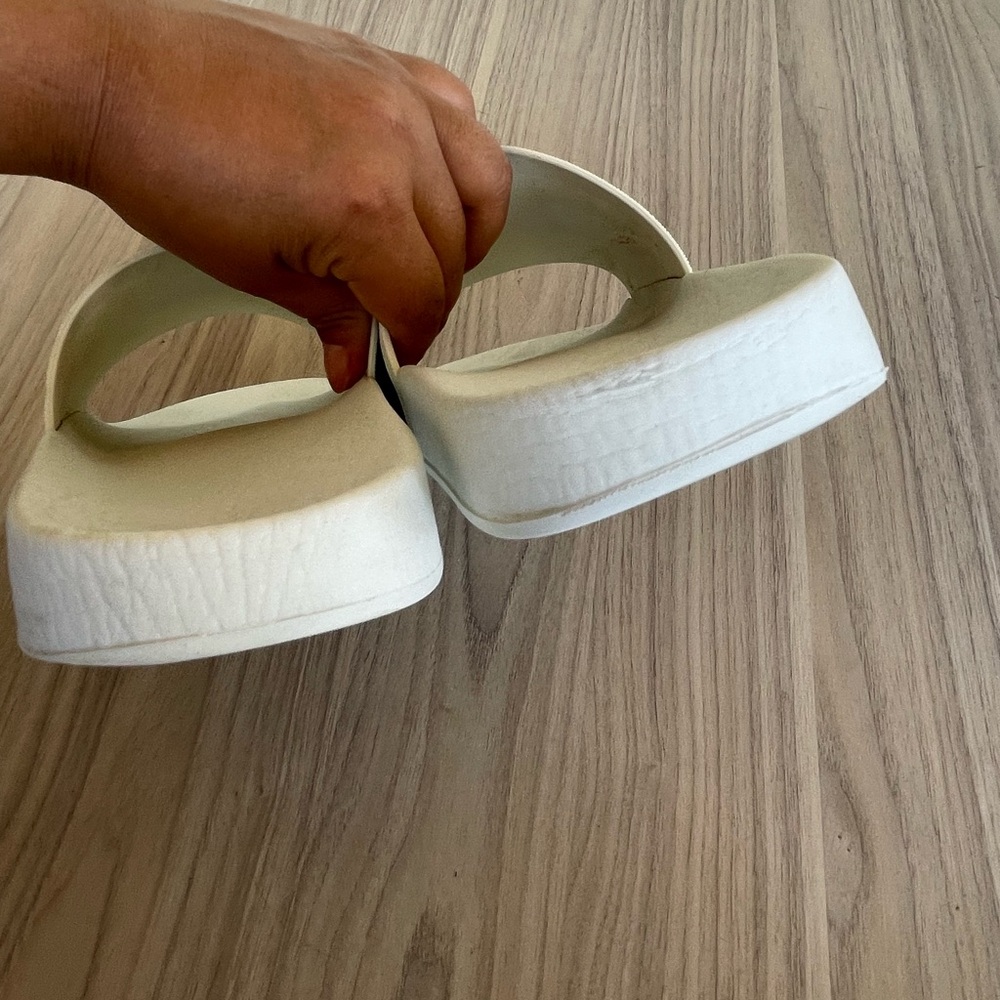 Gucci White Slides with Red and Green Stripes - Picture 5 of 10